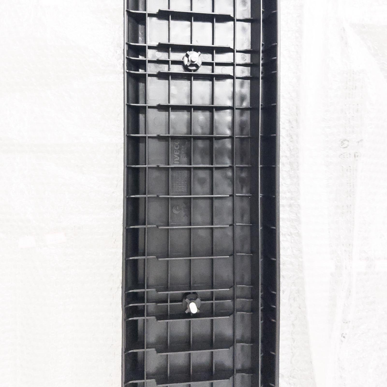 Original Iveco 504100592 Belag-Trittbelag (Kunststoff) Original Iveco 504100592 Belag-Trittbelag (Kunststoff)